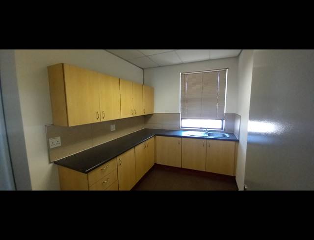 472M² OFFICE TO LET IN PAULSHOF